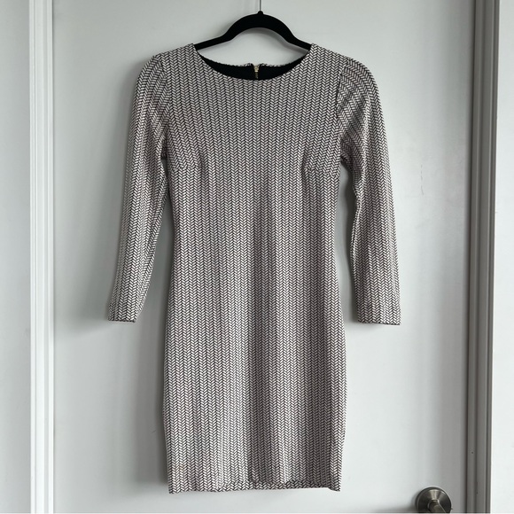 Dynamite pattern dress in black and white - Picture 4 of 12